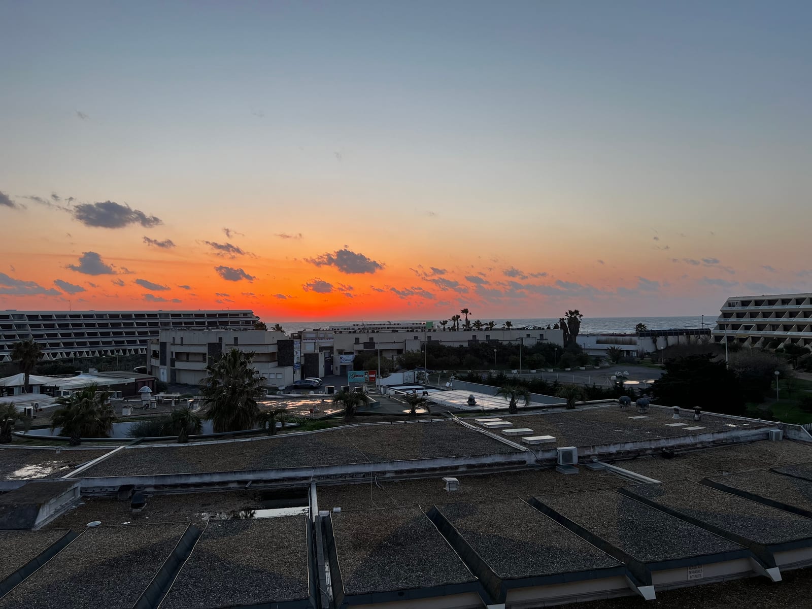 Cap d'Agde Village Naturiste — coucher de soleil Heliopolis nudisme naturisme