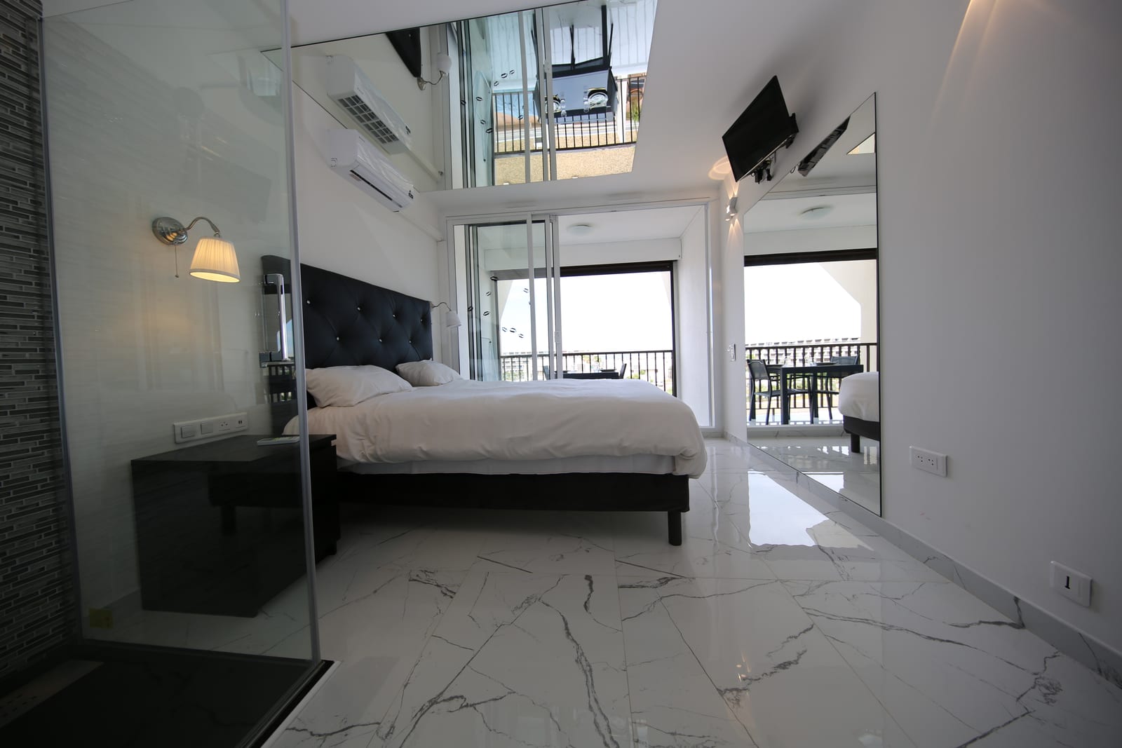 Chambre principale location naturiste Cap d'Agde Heliopolis