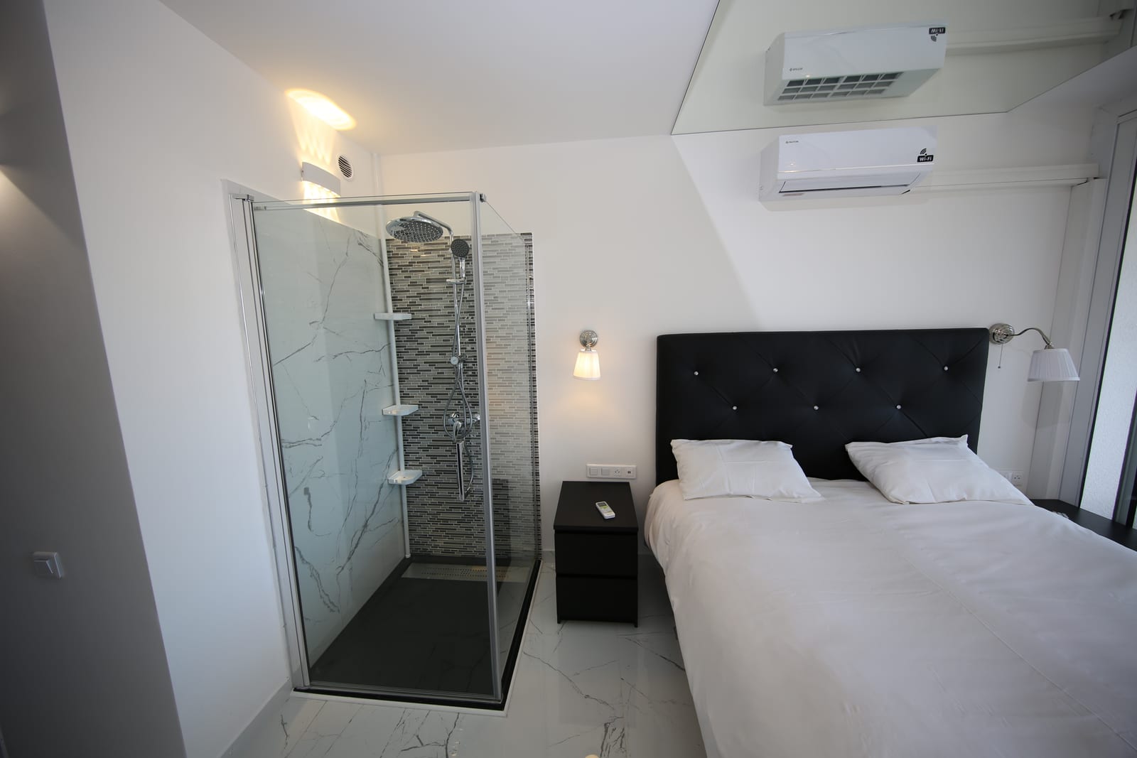 Douche ouverte studio naturiste Cap d'Agde