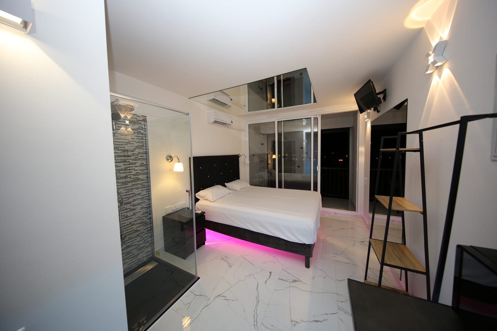 Ambiance LED Studio Indecent naturiste Cap d'Agde