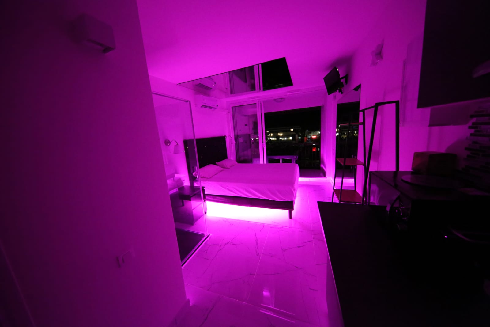 Studio Indecent Cap d'Agde ambiance nuit LED