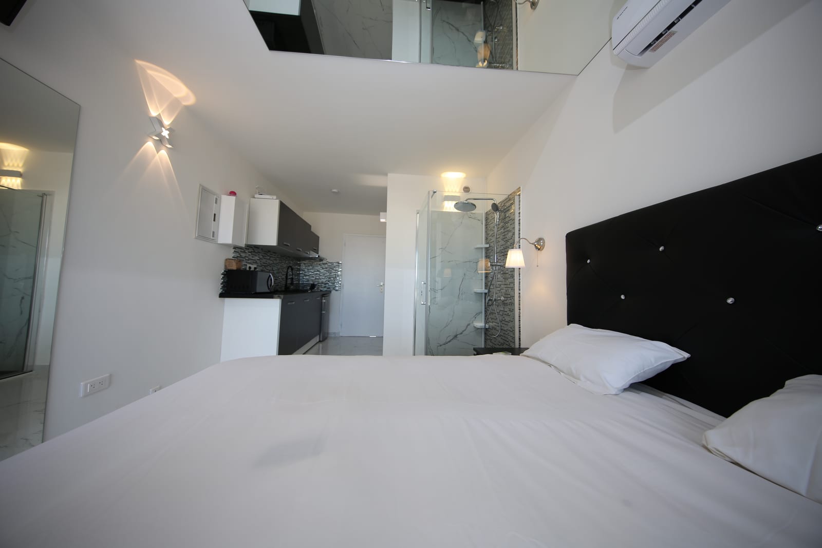 Lit double et cuisine équipée — studio nudiste Cap d'Agde