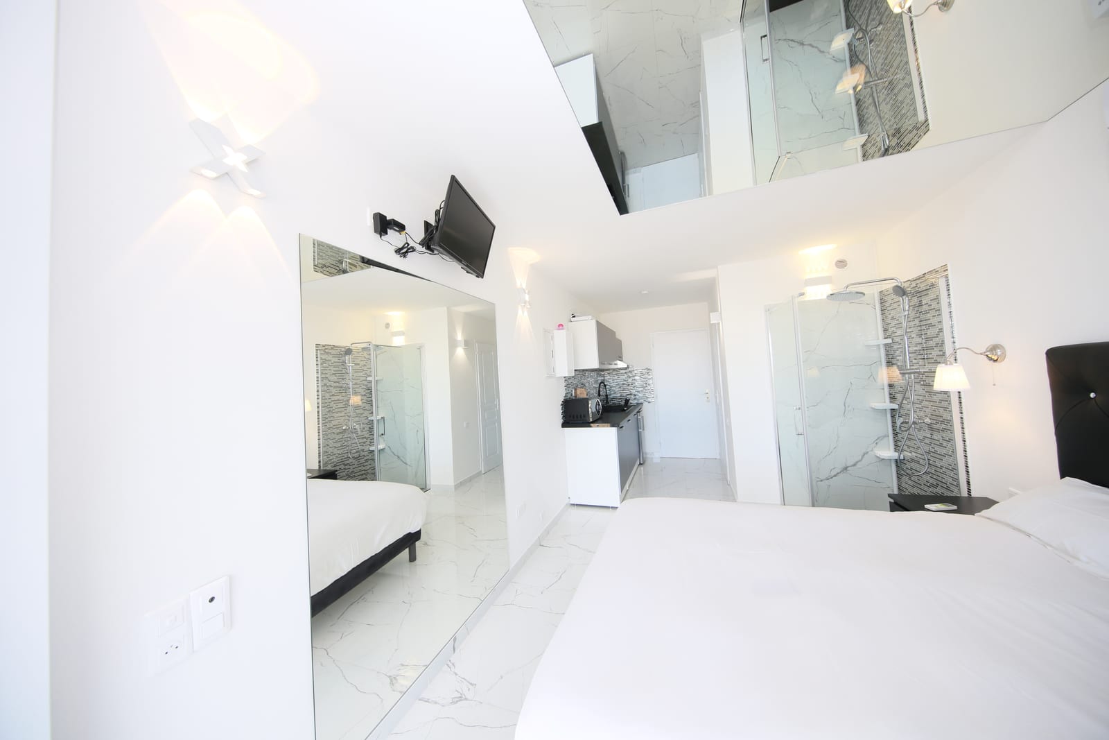 Studio naturiste Cap d'Agde — TV et miroir au plafond